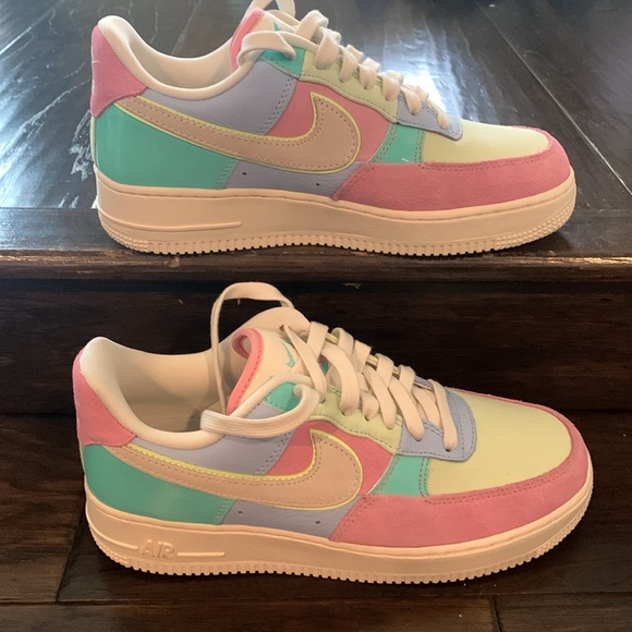 NWOT Nike Air Force 1 07 QS Easter - Picture 2 of 10